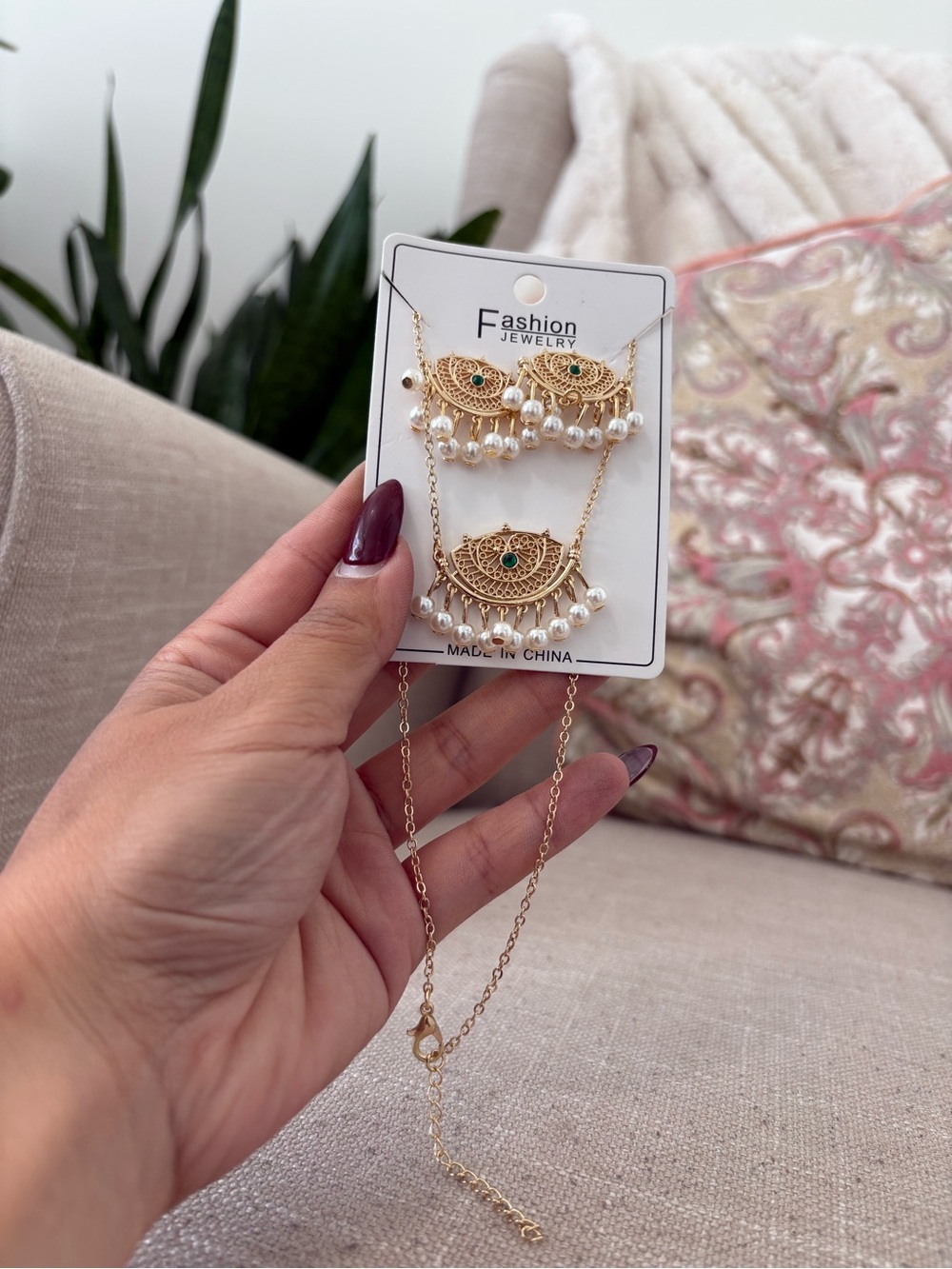 Fashion Jewelry Gold Necklace with Pearls and Green Accent Stones